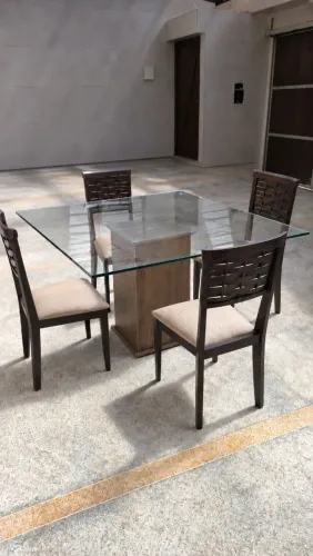 Mesa de jantar com tampo de vidro e 4 cadeiras em MDF