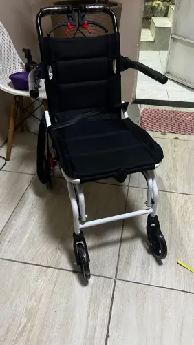 Cadeira de roda compacta
