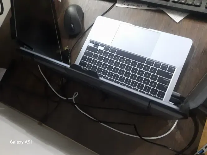 MacBook Air 13 polegadas 2025 M4 - Azul Celeste + 2 telas 14" acopladas