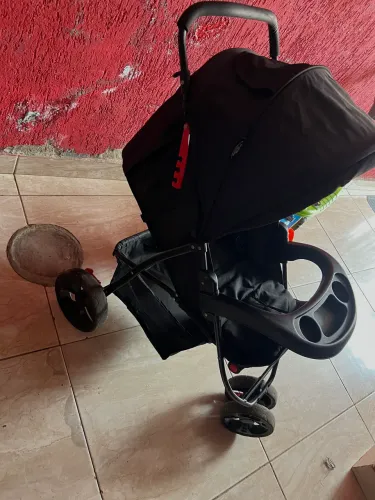 Vendo carrinho de bebê em ótimo estado, com menos de 1 ano de uso.bem conservado