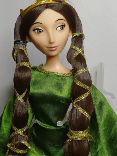 Boneca rainha elionor Disney store 