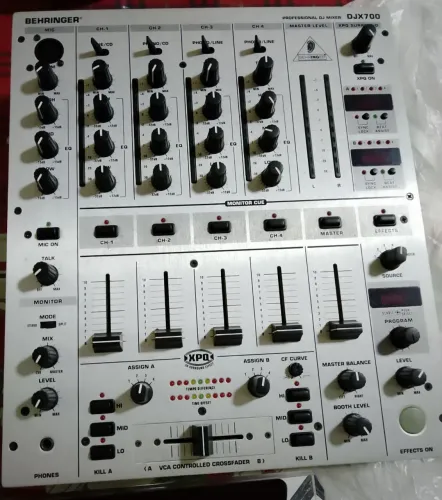 MIXER BEHRINGER DJX700<br>R$ 650,00