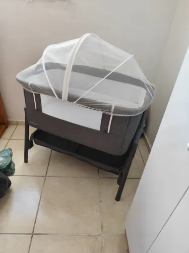 Berço portátil Galzerano com colchão e mosquiteiro.