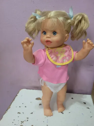 Boneca baby  que fala 