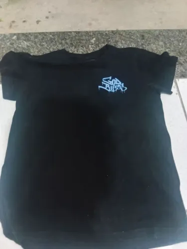 Camisa preto com desenho atraz