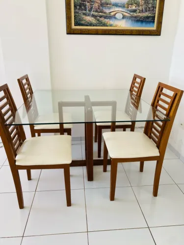 Mesa com 4 cadeiras