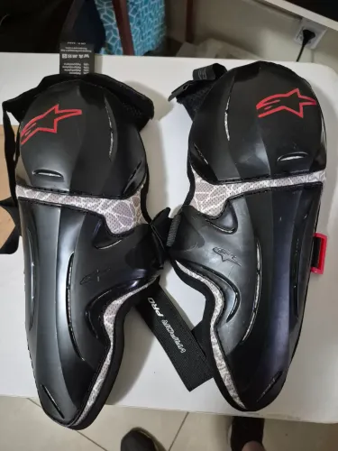Joelheiras de proteção Alpinestars modelo Vapor Pro na cor preta.     