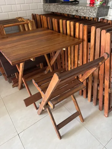 Jogo de mesa e cadeira de madeira 