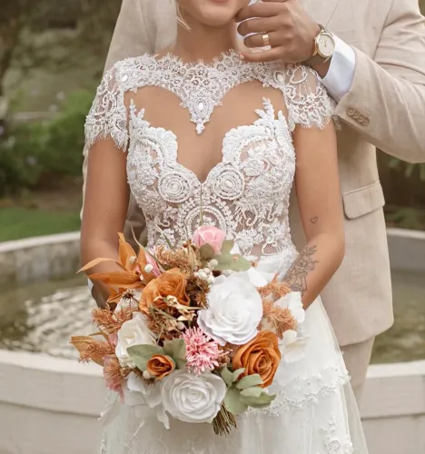 Vestido de noiva, renda chantilly e bordado cor marfim 