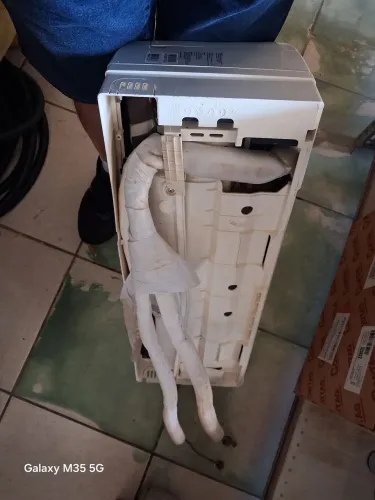 Ar condicionado precisando de limpeza. 