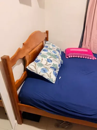 Cama de Queem de madeira Angelim