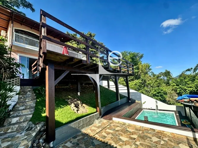 Casa com 5 quartos e Piscina Aquecida no Rio Tavares - Florianópolis