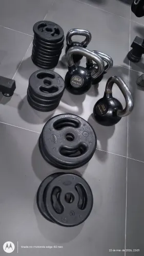 Anilha injetadas e kettlebells 