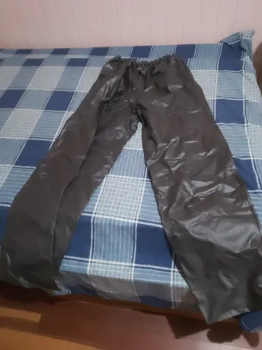 calça de chuva e jaqueta