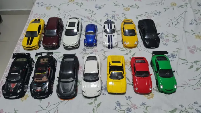 Miniaturas carros escala 1/24 R$120 cada.