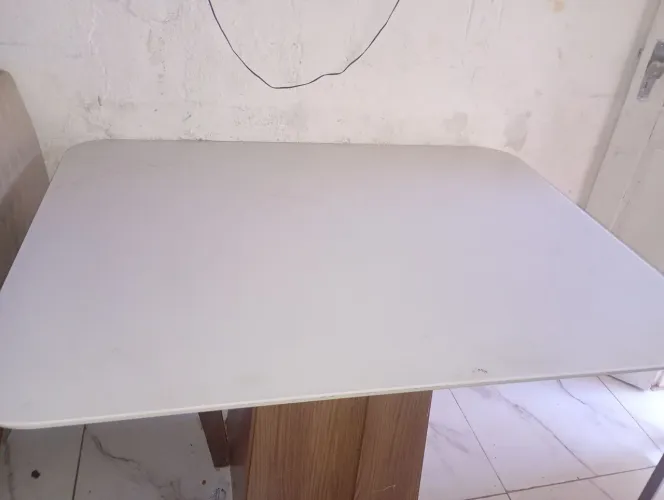 Mesa de tampo de vidro quatro cadeiras