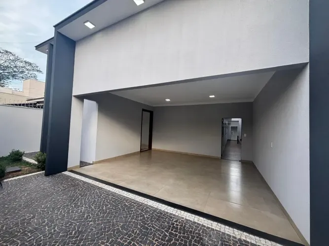 Casa á venda em Rio Verde com espaço amplo, churrasqueira, localização privilegiada e 3 su