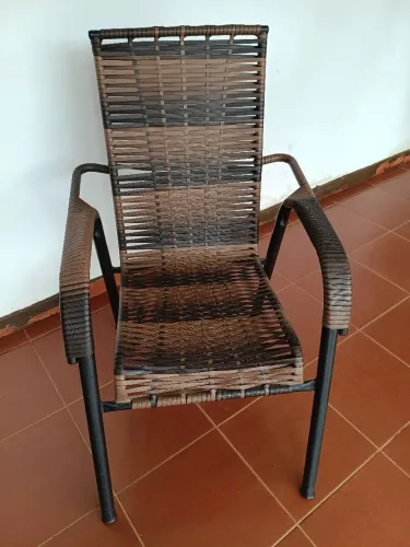 Poltrona simples para área interna ou externa. Fácil higienização. Cascavel/ PR