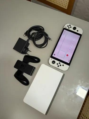 Nintendo Switch OLED 64GB + Cartão de 128GB - Estado de Novo!