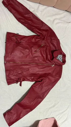 jaqueta 100% couro legítimo da Couromania Brasil, na cor vermelho vinho.