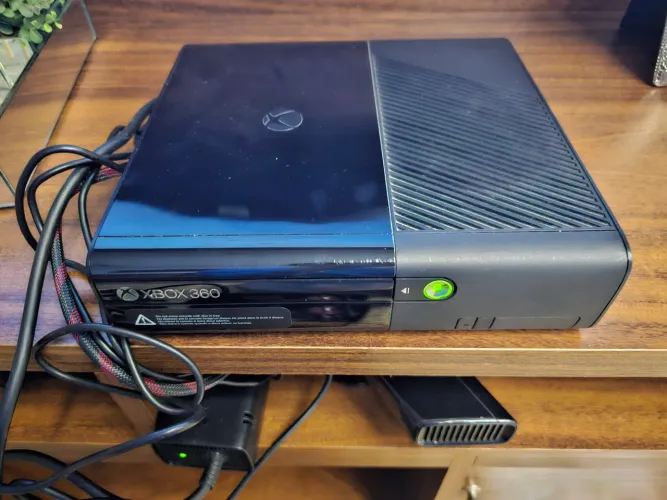 Xbox 360 com Kinect e jogos