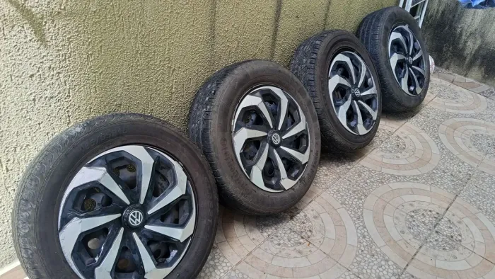 Rodas aro 15 furos 4x100 com pneus e calotas 