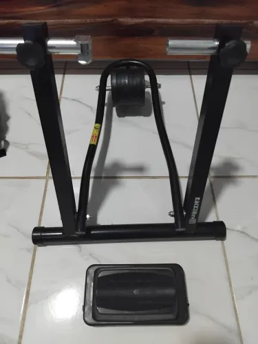 Rolo de treino com suporte para pneu