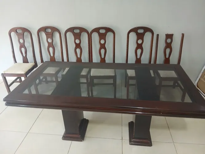 Mesa de mogno com tampo de vidro