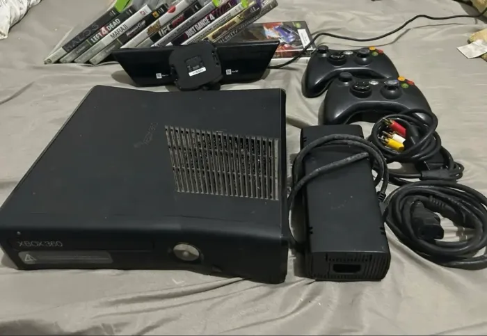 Xbox 360 Slim + Kinect + 2 Controles 