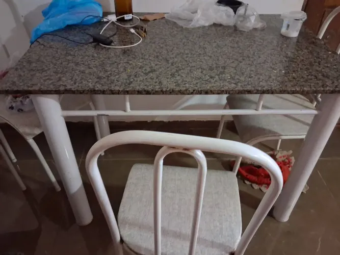 Vendo mesa com 4cadeiras muito resistente
