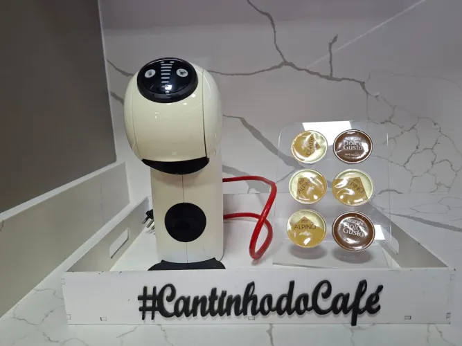 Cafeteira Dolce gusto com bandeira