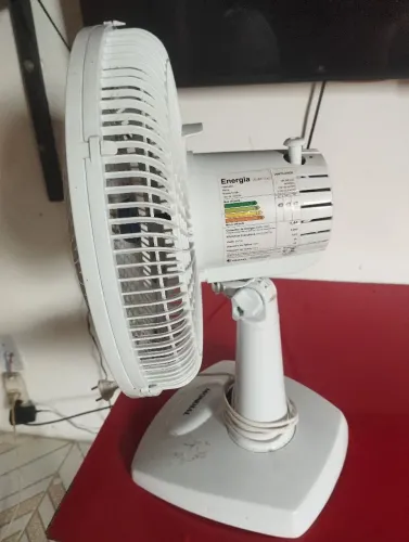 Vendo esse ventilador de mesa pequeno
