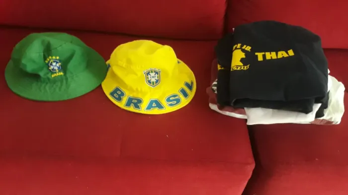 10 reais a unidade de roupa ou chapeu do Brasil