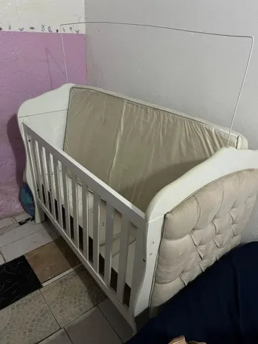 Berço branco + colchão semi-novo
