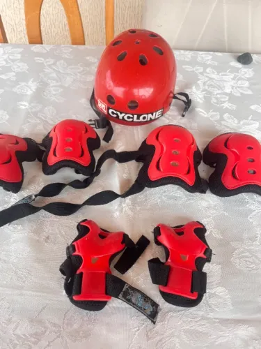 Kit completo de proteção infantil da Cyclone: Capacete, joelheiras, cotoveleiras e proteto