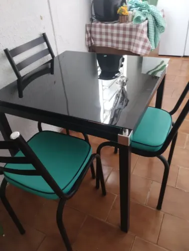 Conjunto de Mesa de Jantar Moderna com Tampo de Vidro Preto e 4 Cadeiras em Ótimo Estado!