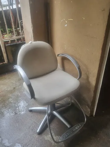 CADEIRA DE CABELEIREIRO FERRANTE (PARA CORTE ESCOVA NAO E RECLINAVEL)