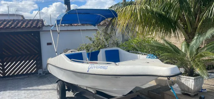 Lancha  16 pés 7+1 motor Evinrude 50 Hp em perfeito estado de funcionamento.