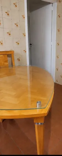 Mesa com 6 cadeiras estofadas 
