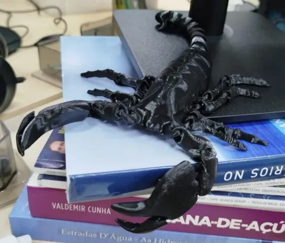 Escorpião gigante articulado de decoração