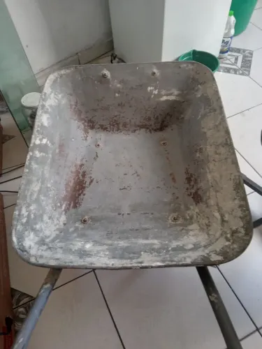 Carrinho de mão de pedreiro semi novo
