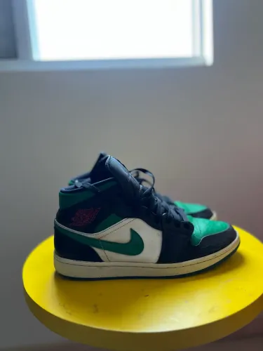 Air Jordan 1 Mid Green Toe