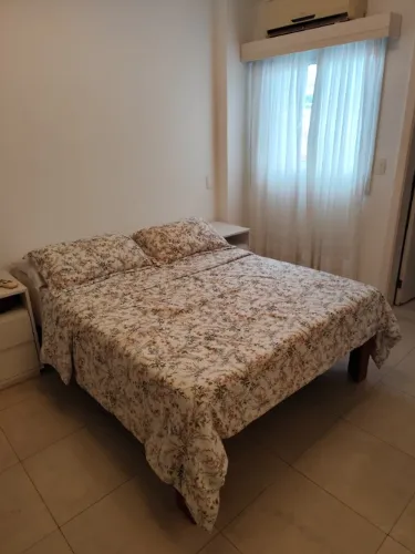 Cama Casal Emma + Estrado + Mesas de Cabeceira