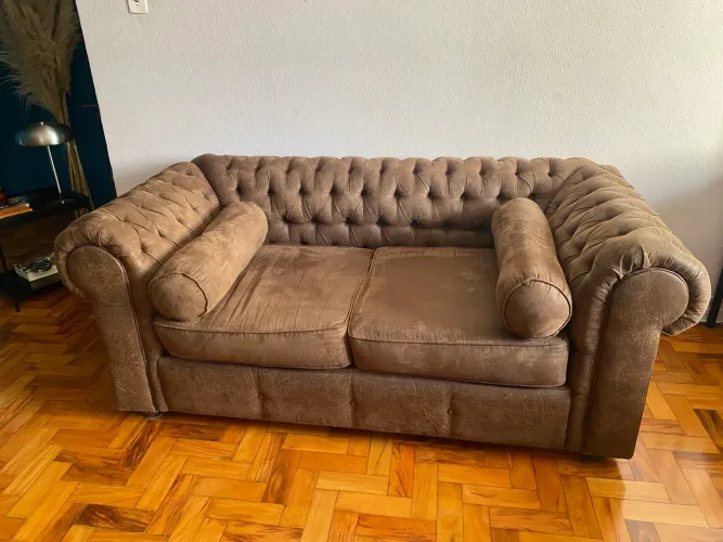 sofá chesterfield 2 lugares wood prime 