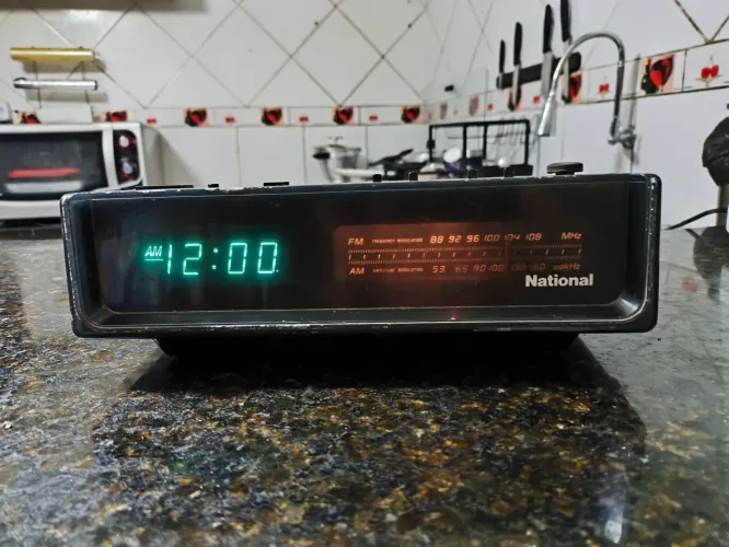 Rádio relógio National 