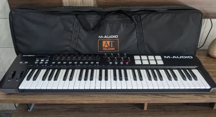 Vendo teclado controlador Midi Oxygen 61 + suporte e pedal.