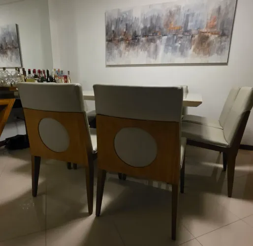 Jogo de jantar c/ 8 cadeiras de madeira em lâmina natural