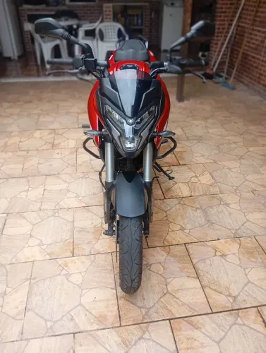 Vendo moto com garantia de fábrica