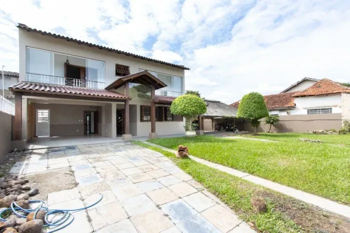 Casa de 4 dormitórios com piscina para locação no bairro Guarujá