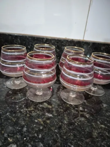 6 taças com filetes dourado e vermelho
